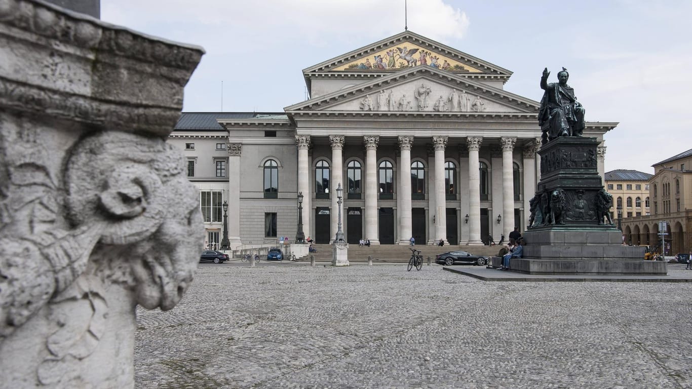 Das Nationaltheater auf dem Max-Josef-Platz in München: Davor befindet sich das Maxmonument.