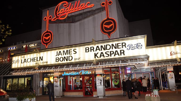 Das Cadillac-Kino während der Premiere eines James Bond-Films: Das Kino ist bekannt für seinen amerikanischen Stil und den roten Cadillac.