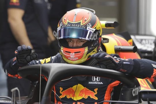 Alex Albon bleibt Stammpilot bei Red Bull Racing in der kommenden Saison.