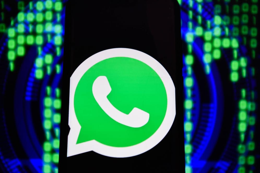 Das Logo von WhatsApp auf einem Smartphone: Der Dienst ist für Privatnutzer seit 2016 kostenlos.
