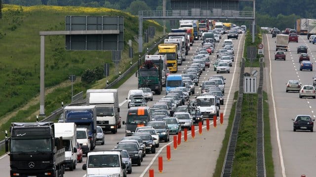 Wenn eine Spur endet, sollten sich alle Autofahrer an das Reißverschlussverfahren halten - sonst staut es sich schnell. Wenn eine Spur endet, sollten sich alle Autofahrer an das Reißverschlussverfahren halten - sonst staut es sich schnell.