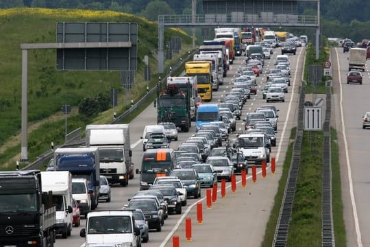 Wenn eine Spur endet, sollten sich alle Autofahrer an das Reißverschlussverfahren halten - sonst staut es sich schnell.