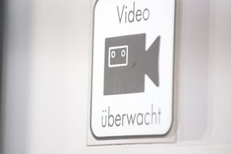 Vorsicht, versteckte Kamera: Der Videoüberwachung am Arbeitsplatz sind enge rechtliche Grenzen gesetzt.