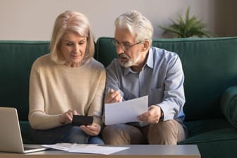 Älteres Ehepaar bei der Finanzplanung: Für den Erfolg einer Privaten Rentenversicherung sind viele Faktoren verantwortlich.