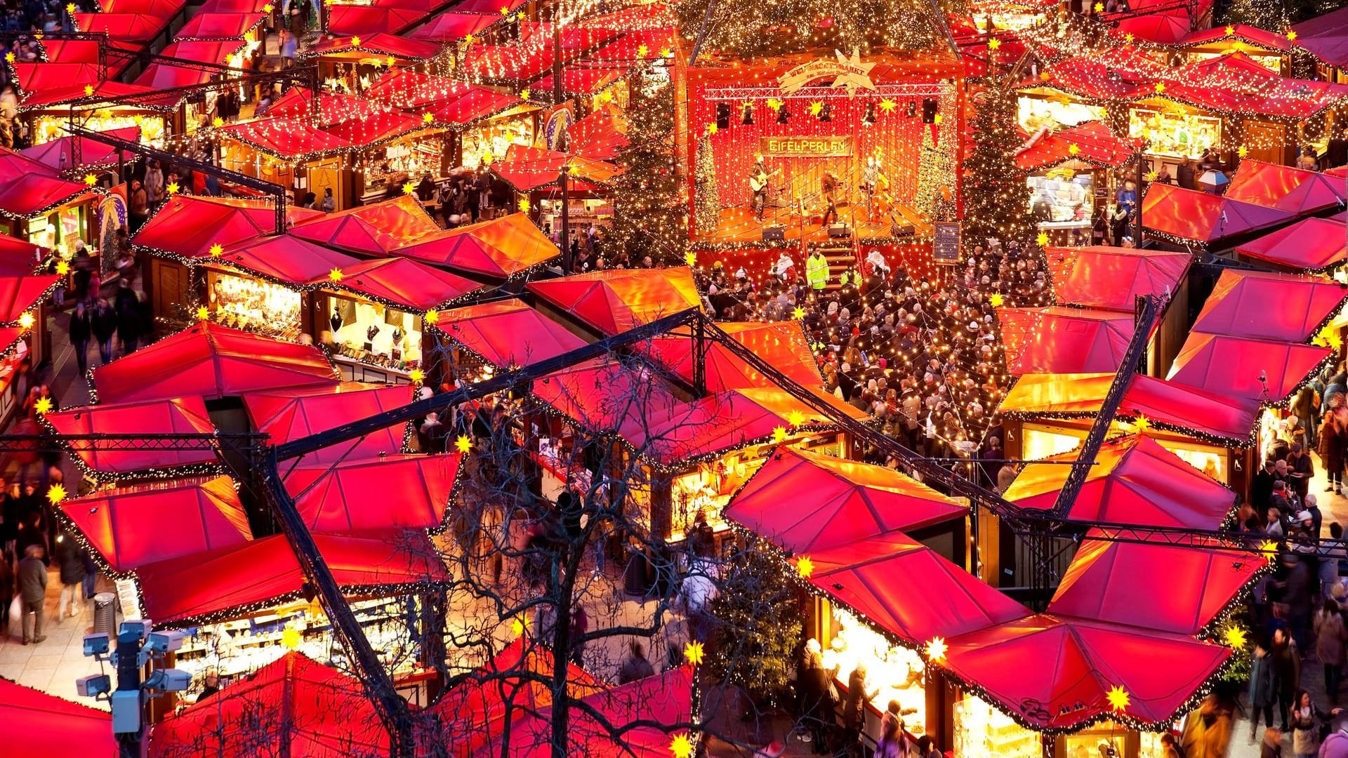 Weihnachtsmarkt am Kölner Dom: Die ersten Weihnachtsmärkte öffnen in diesem Jahr schon lange vor dem ersten Advent.