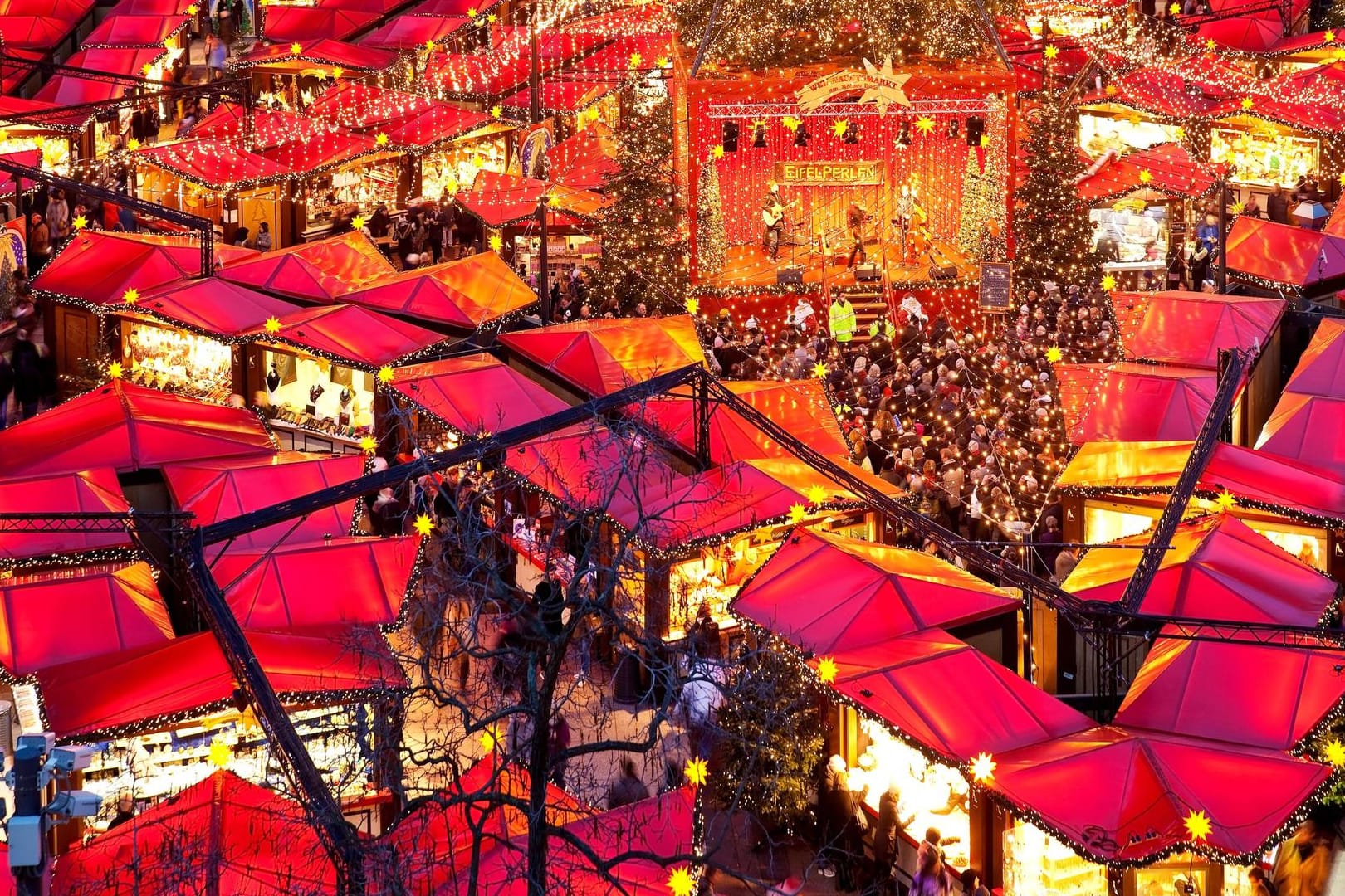 Weihnachtsmarkt am Kölner Dom: Die ersten Weihnachtsmärkte öffnen in diesem Jahr schon lange vor dem ersten Advent.