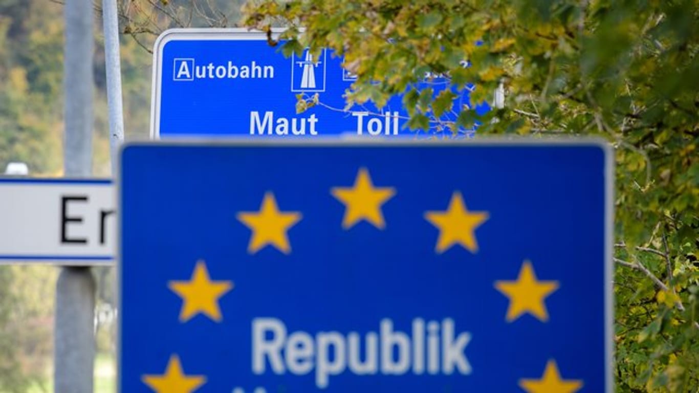 Ein Schild weist an der Autobahn bei Kufstein in Tirol auf die in Österreich geltende Maut hin.