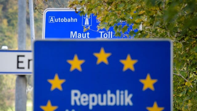 Ein Schild weist an der Autobahn bei Kufstein in Tirol auf die in Österreich geltende Maut hin. Ein Schild weist an der Autobahn bei Kufstein in Tirol auf die in Österreich geltende Maut hin.
