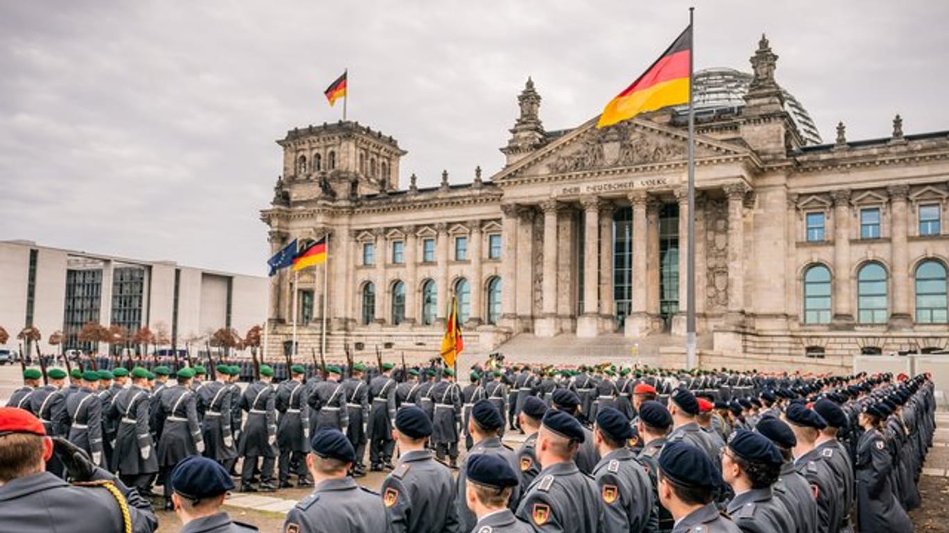 Rekrutinnen und Rekruten der Bundeswehr beim großen öffentlichen Gelöbnis vor dem Reichstagsgebäude.