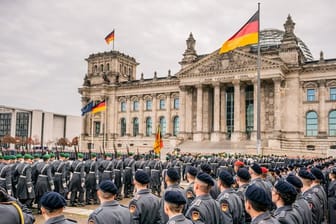 Rekrutinnen und Rekruten der Bundeswehr beim großen öffentlichen Gelöbnis vor dem Reichstagsgebäude.