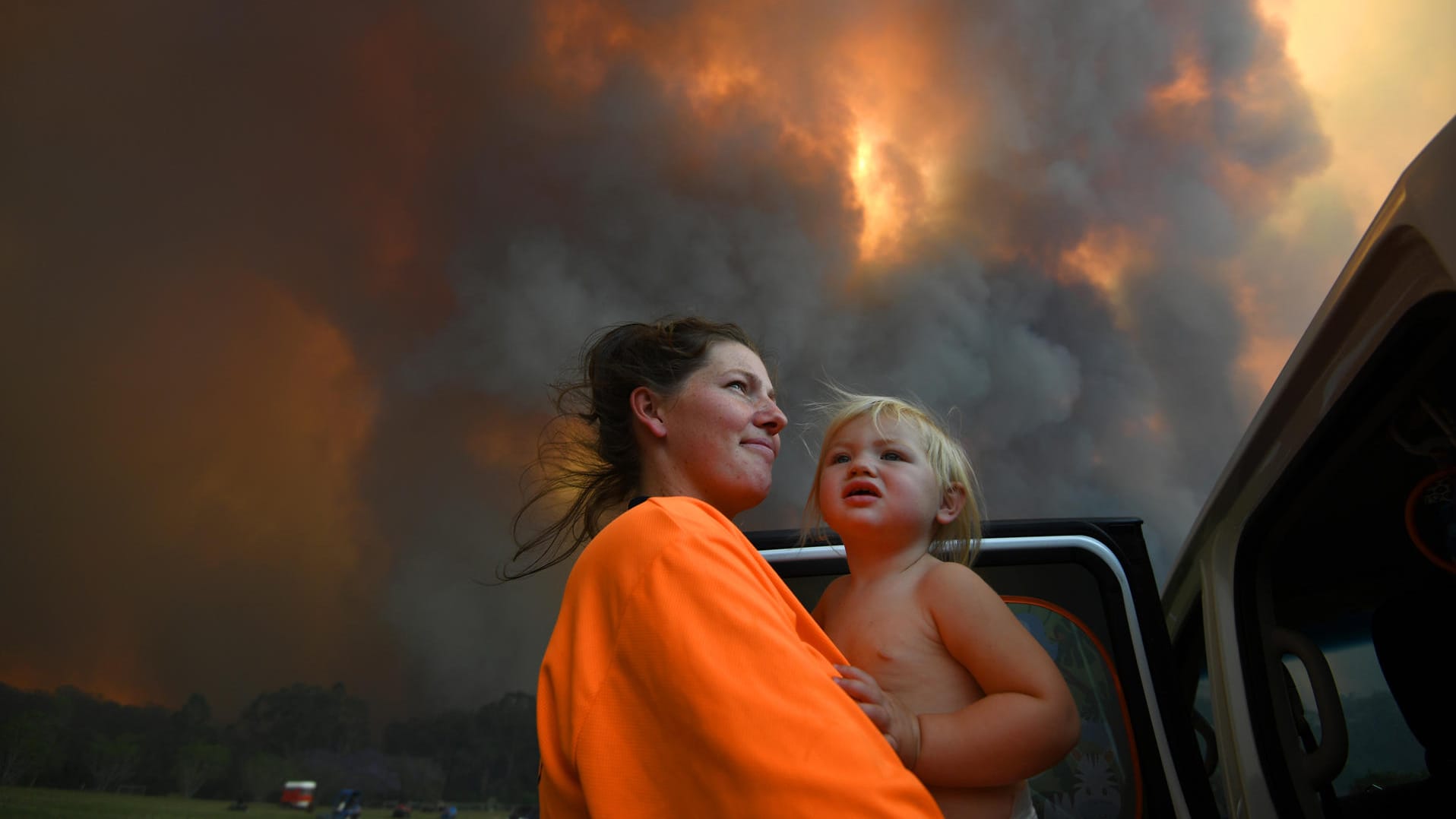 Eine Australierin und ihre 18 Monate alte Tochter vor den Flammen: Die Brände in Australien verschlimmern sich immer weiter.