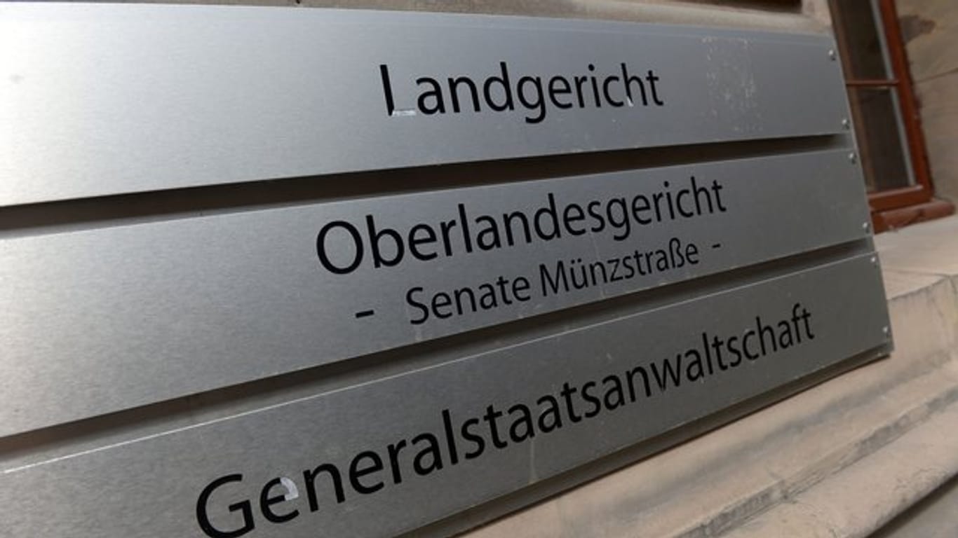 Eingangsschild der Generalstaatsanwaltschaft, des Oberlandesgerichtes und des Landgerichtes in Braunschweig: Die Staatsanwaltschaft hat gegen vier VW-Manager Anklage erhoben.