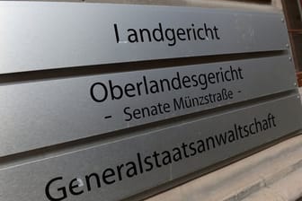 Eingangsschild der Generalstaatsanwaltschaft, des Oberlandesgerichtes und des Landgerichtes in Braunschweig: Die Staatsanwaltschaft hat gegen vier VW-Manager Anklage erhoben.