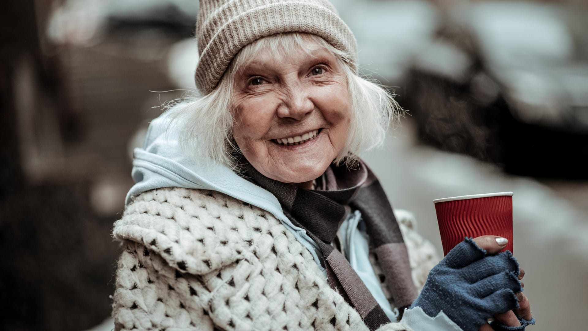 Obdachlose Frau: Menschen ohne festen Wohnsitz haben das Recht auf ein Bankkonto.