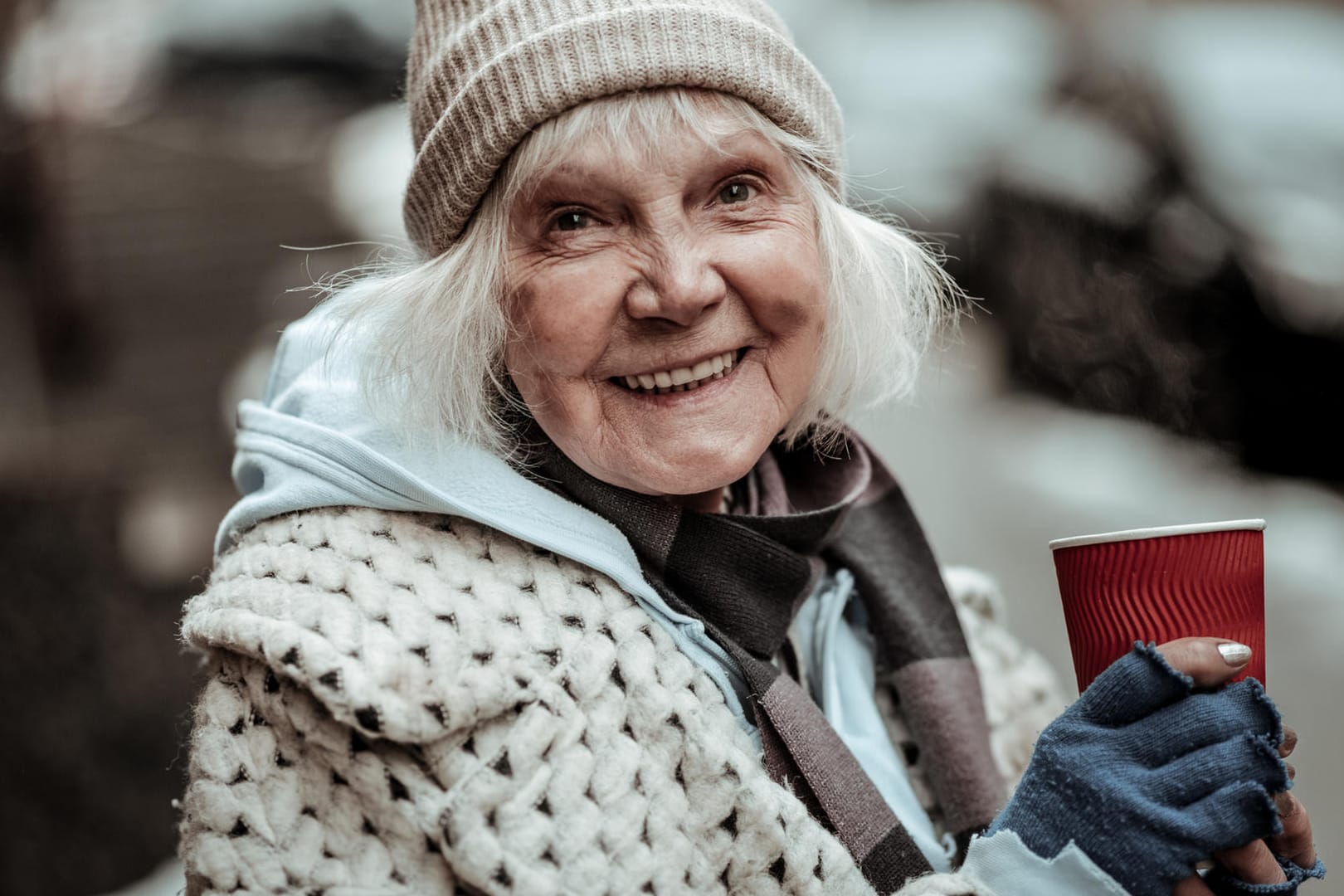 Obdachlose Frau: Menschen ohne festen Wohnsitz haben das Recht auf ein Bankkonto.