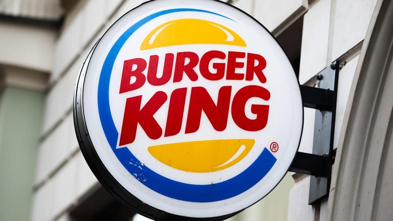 Schild eines Burger King Restaurants: Die Fast-Food-Kette bietet jetzt auch in Deutschland einen vegetarischen Whopper an.