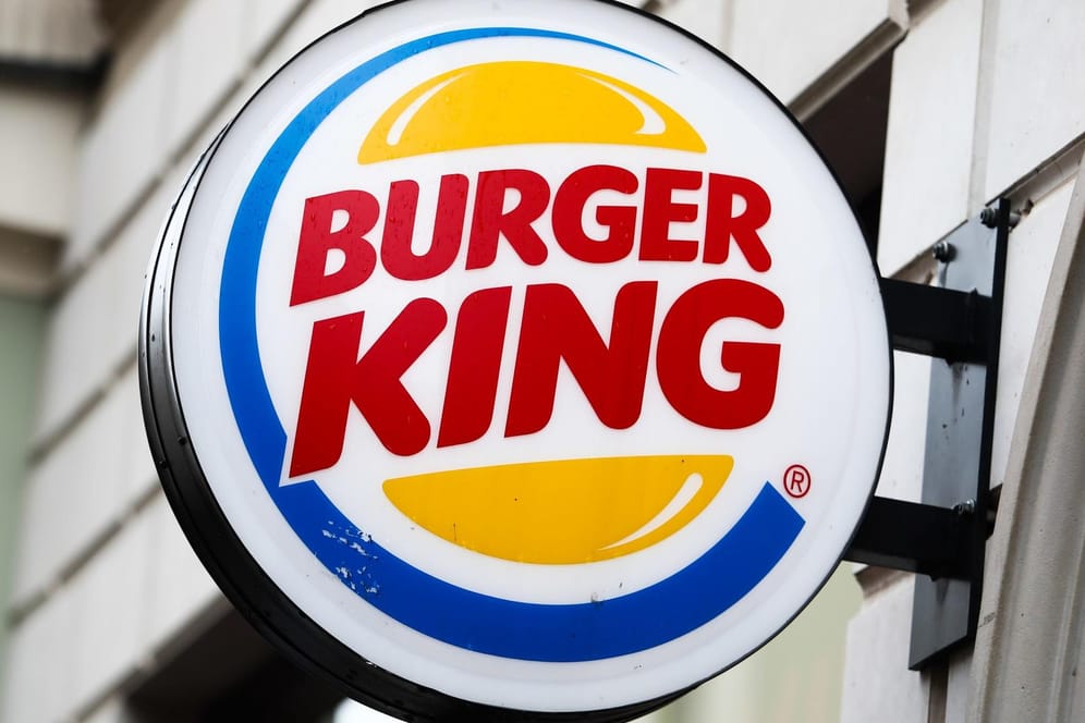 Schild eines Burger King Restaurants: Die Fast-Food-Kette bietet jetzt auch in Deutschland einen vegetarischen Whopper an.