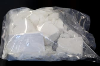 Eine Tüte voller Kokain: In Frankreich rätselt man über angespülte Drogen am Strand. (Symbolbild)