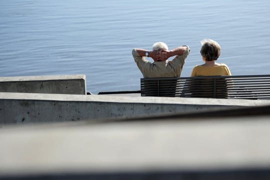 Auf ihre Betriebsrente müssen die Empfänger der Altersbezüge heute unter anderem den vollen Satz für die Krankenkasse zahlen, derzeit 14,6 Prozent. Auf ihre Betriebsrente müssen die Empfänger der Altersbezüge heute unter anderem den vollen Satz für die Krankenkasse zahlen, derzeit 14,6 Prozent.