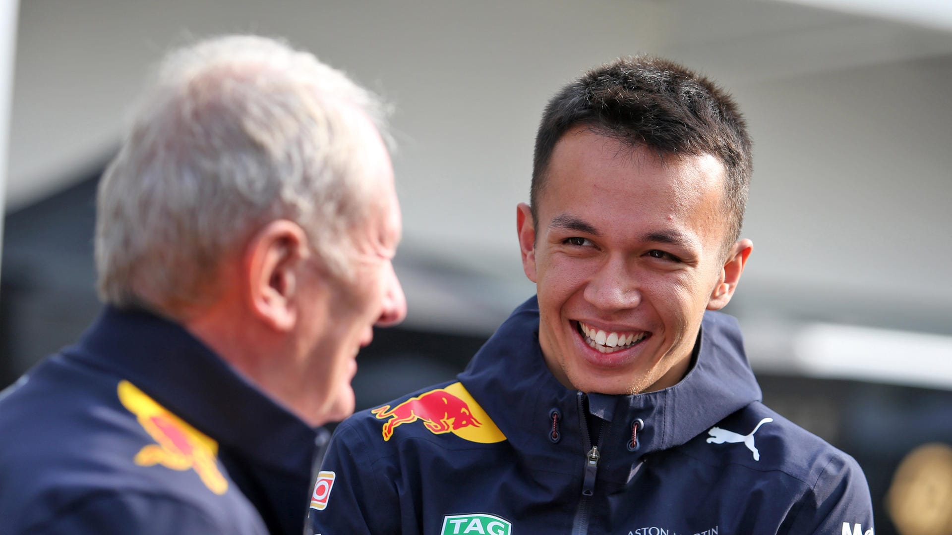 Hat nach der Sommerpause gute Leistungen gezeigt: Red-Bull-Fahrer Alex Albon (r.).