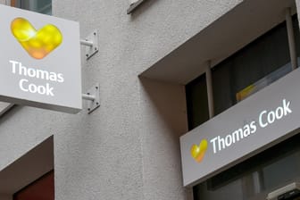 Werbeschilder des insolventen Reiseveranstalters Thomas Cook: Nachdem nun auch alle Reisen für 2020 abgesagt wurden, gibt es für Betroffene einiges zu beachten.