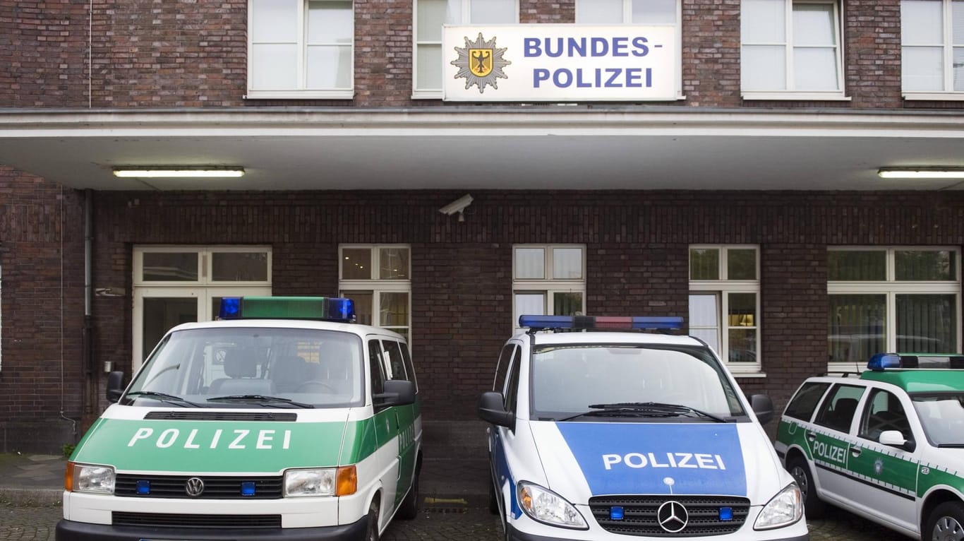 Polizeifahrzeuge vor der Wache der Bundespolizei am Düsseldorfer Hauptbahnhof: Die Beamten fanden 21 Tütchen Marihuana bei einem 21-Jährigen.