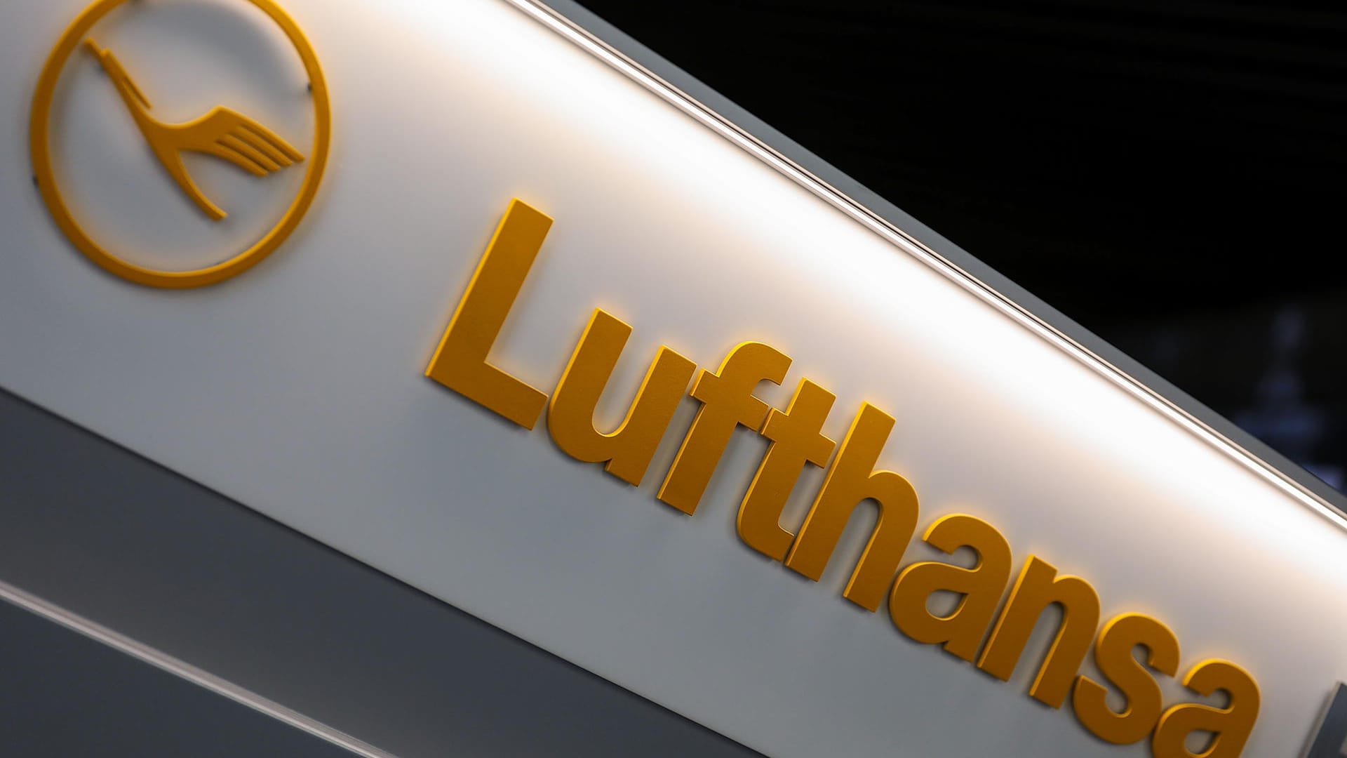 Lufthansa Logo: Im Streit um die Tarifbedingungen für Flugbegleiter schaltet sich eine dritte Gewerkschaft ein. Lufthansa Logo: Im Streit um die Tarifbedingungen für Flugbegleiter schaltet sich eine dritte Gewerkschaft ein.