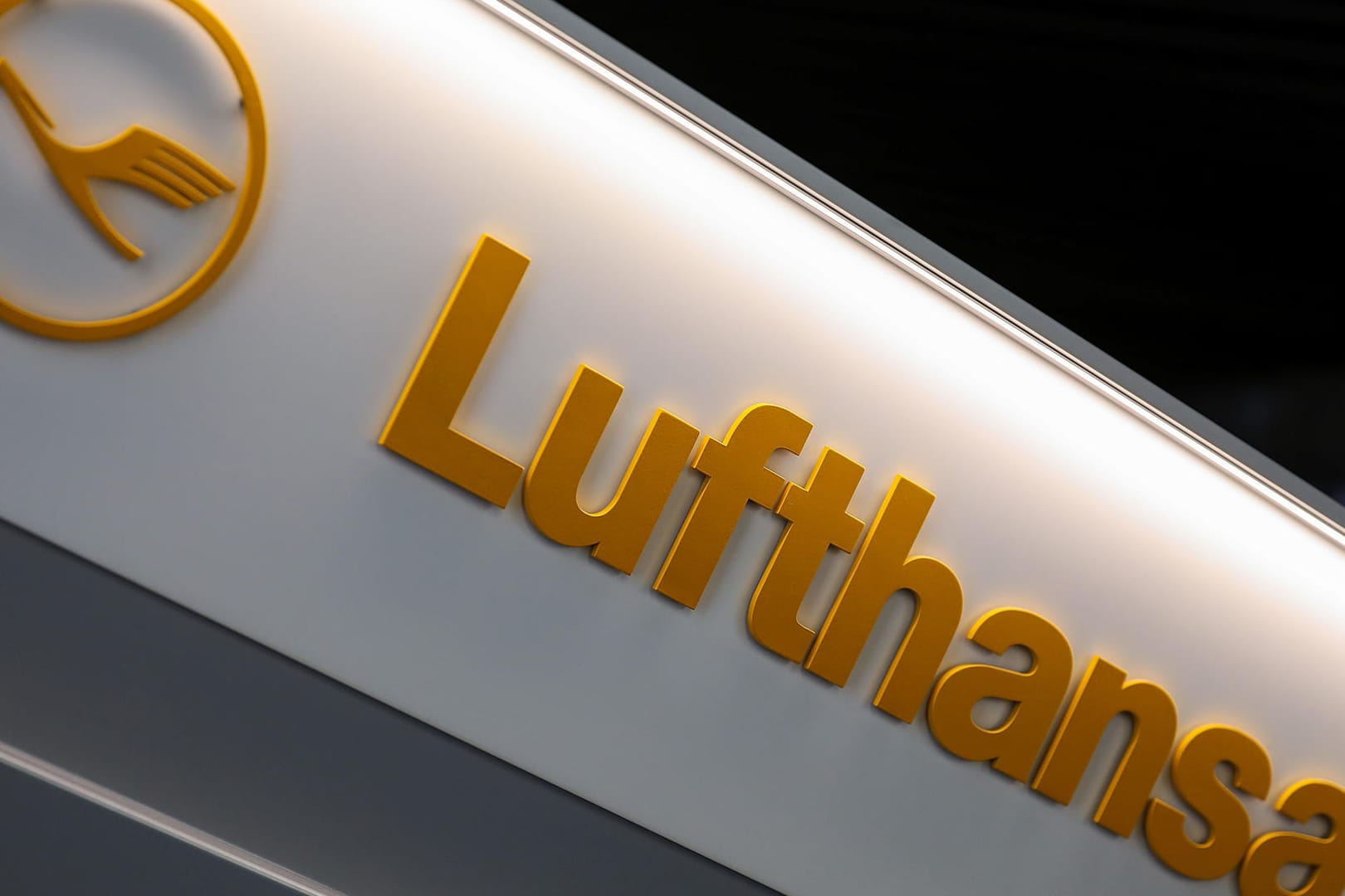 Lufthansa Logo: Im Streit um die Tarifbedingungen für Flugbegleiter schaltet sich eine dritte Gewerkschaft ein. Lufthansa Logo: Im Streit um die Tarifbedingungen für Flugbegleiter schaltet sich eine dritte Gewerkschaft ein.