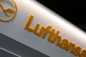 Lufthansa Logo: Im Streit um die Tarifbedingungen für Flugbegleiter schaltet sich eine dritte Gewerkschaft ein.