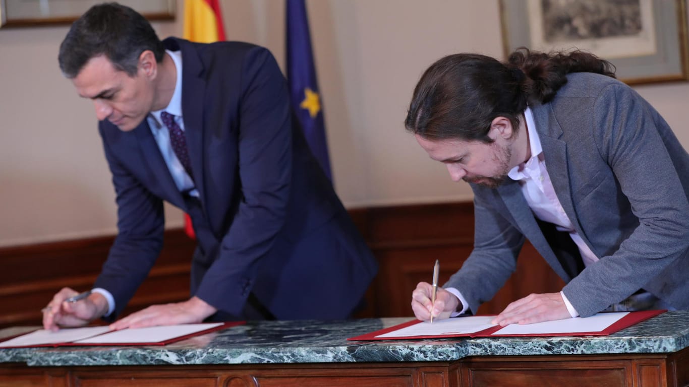Pedro Sanchez (links) und Pablo Iglesias: Der amtierende Ministerpräsident und der Chef des Linksbündnisses unterschreiben die Vorvereinbarung ihrer Parteien.