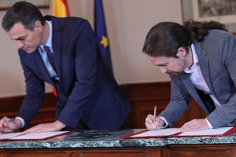 Pedro Sanchez (links) und Pablo Iglesias: Der amtierende Ministerpräsident und der Chef des Linksbündnisses unterschreiben die Vorvereinbarung ihrer Parteien.