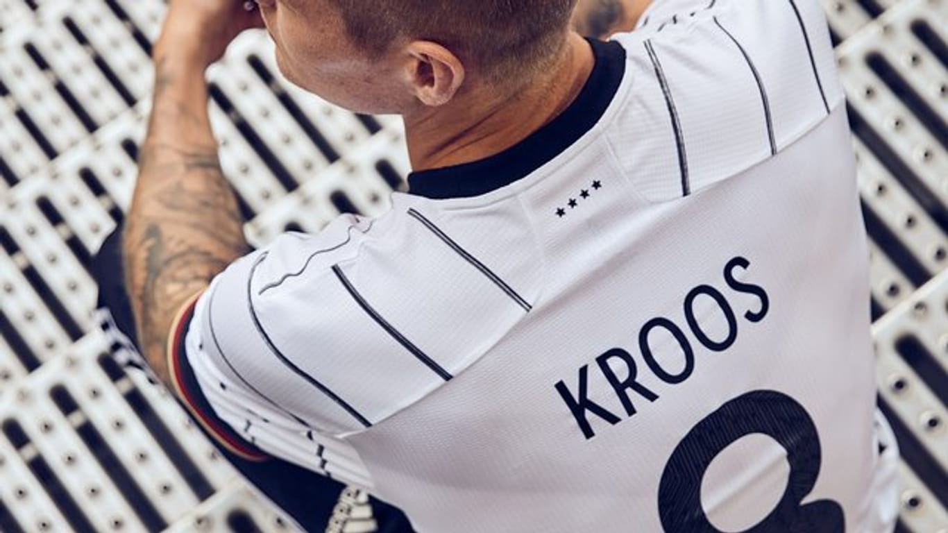 Der Name von Nationalspieler Toni Kroos ist auf dem Trikot richtig geschrieben.