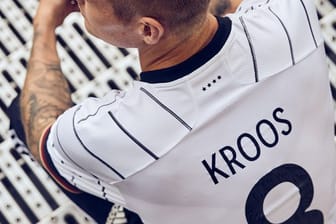 Der Name von Nationalspieler Toni Kroos ist auf dem Trikot richtig geschrieben.