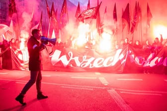 Unabhängigkeitsmarsch in Warschau: Teilnehmer zündeten Bengalos und skandierten fremdenfeindliche und rassistische Parolen.