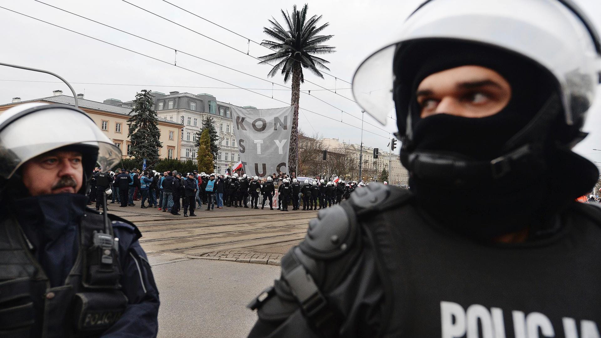 Gegenprotest: Polizisten schirmen eine Kundgebung gegen den "Unabhängigkeitsmarsch" ab. Auf dem großen Transparent im Hintergrund steht "Verfassung".