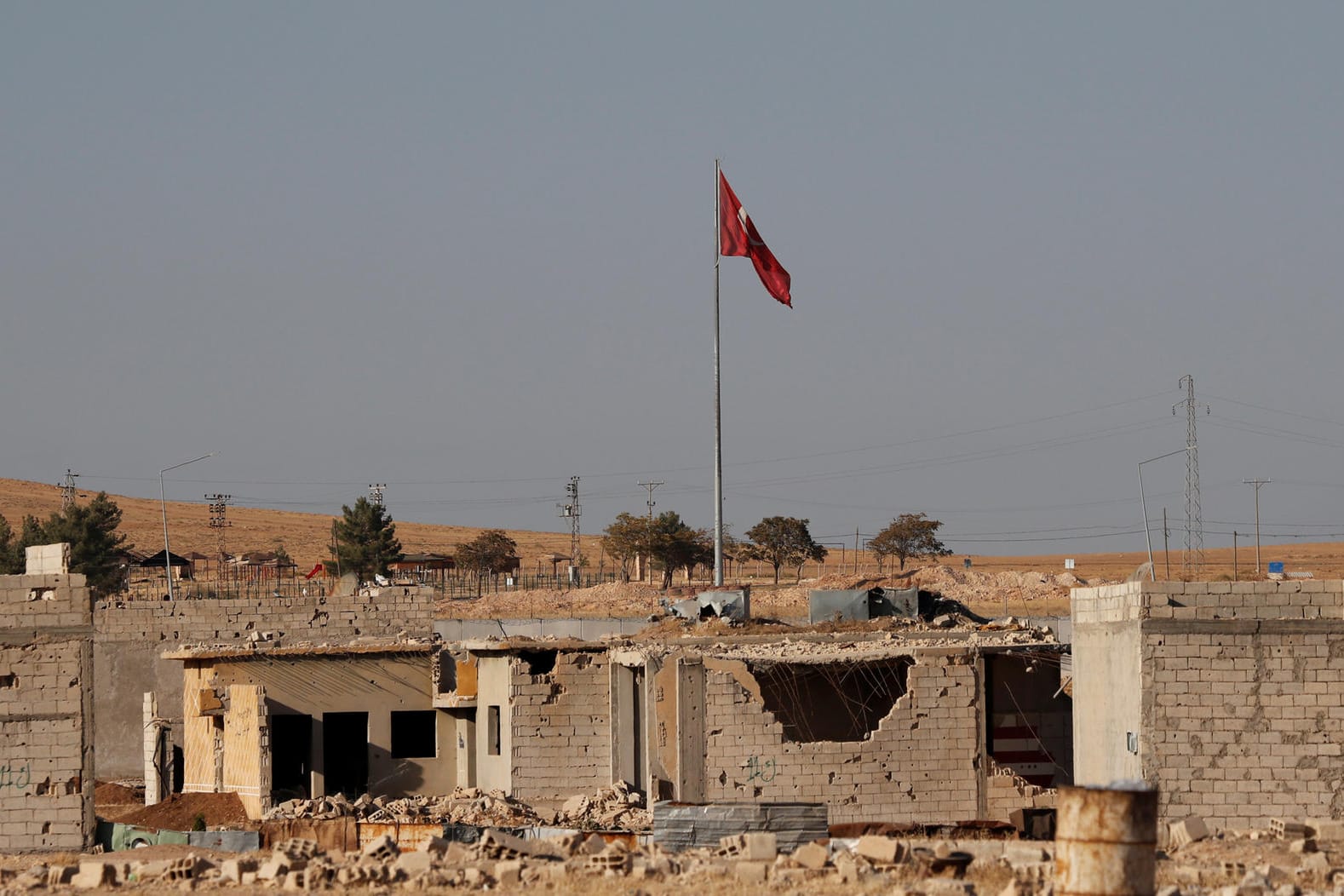 Die türkische Flagge auf der syrischen Seite an der Grenze (Archivbild): Kurdische Kämpfer berichten, dass türkische Soldaten auf Demonstranten geschossen haben.