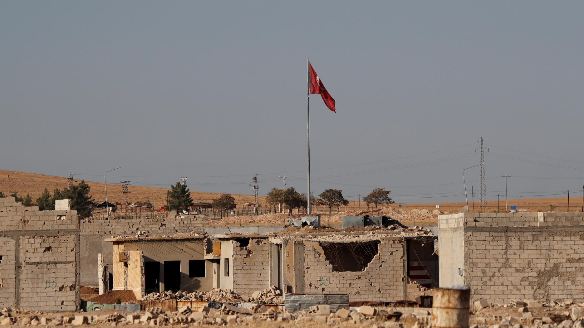 Die türkische Flagge auf der syrischen Seite an der Grenze (Archivbild): Kurdische Kämpfer berichten, dass türkische Soldaten auf Demonstranten geschossen haben.