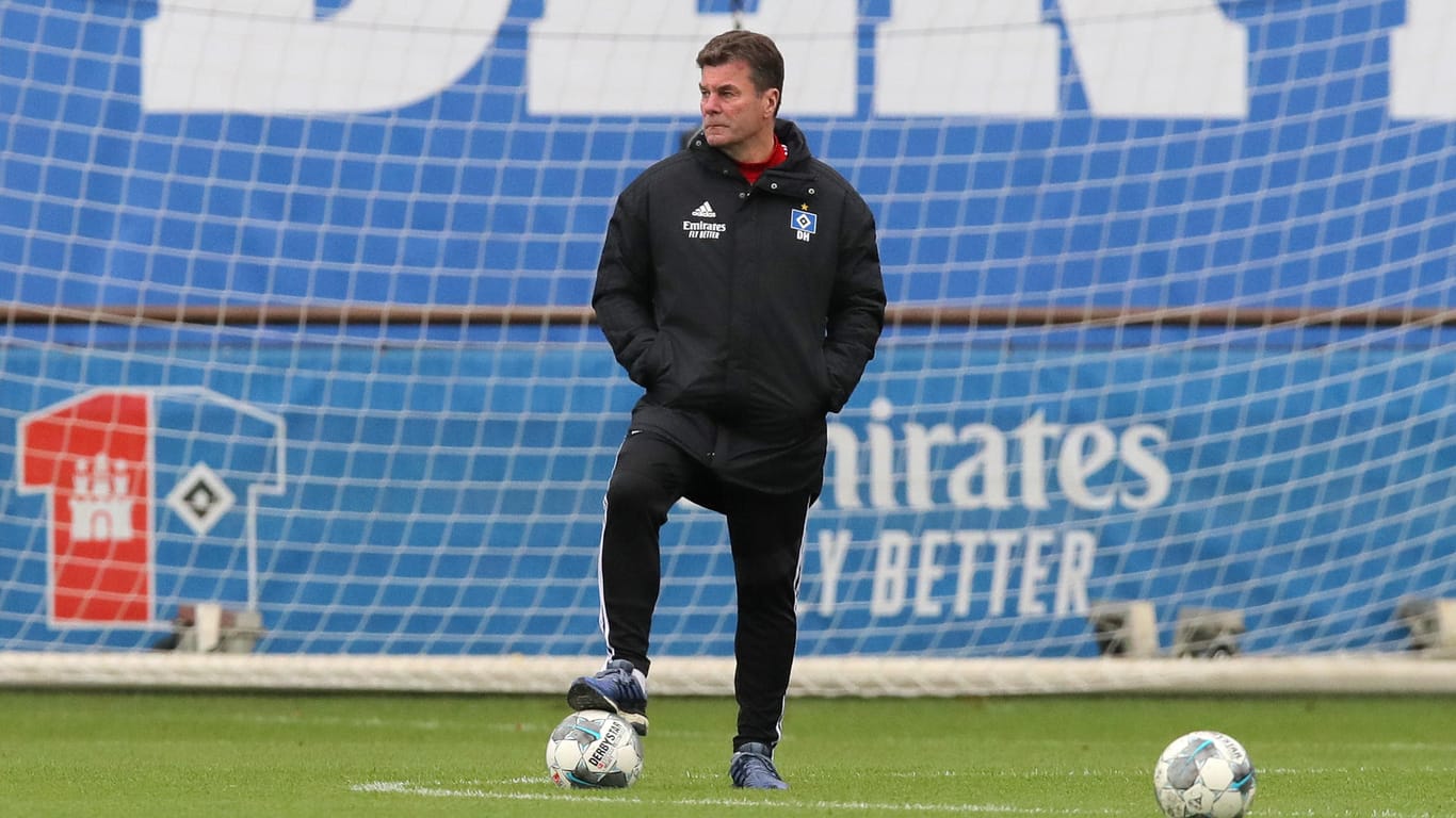 Dieter Hecking auf dem Platz: Der Trainer fehlte am Dienstag beim HSV-Training.