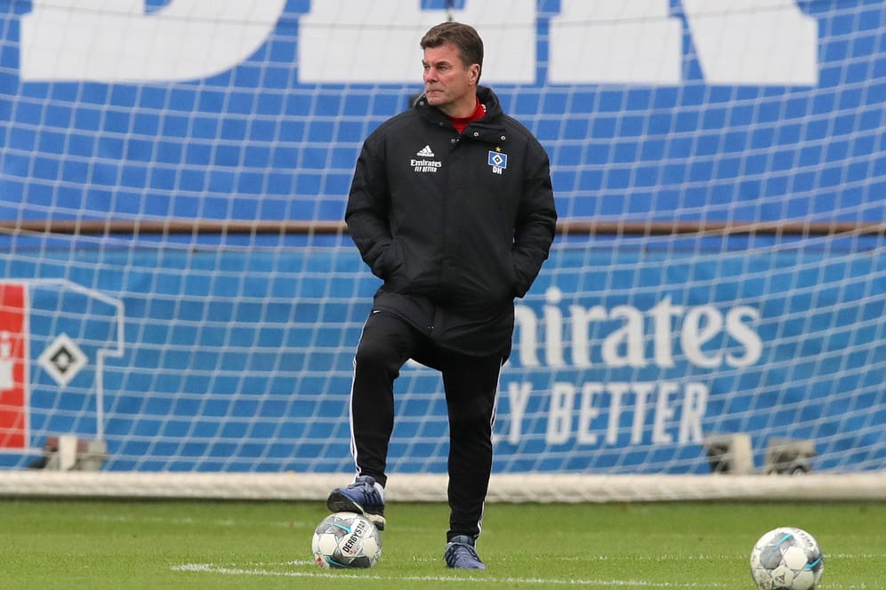 Dieter Hecking auf dem Platz: Der Trainer fehlte am Dienstag beim HSV-Training.
