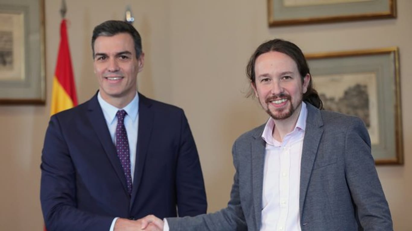 Pedro Sánchez (l), amtierender Ministerpräsident von Spanien, und Pablo Iglesias, Chef des Linksbündnisses Unidas Podemos.