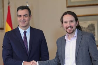 Pedro Sánchez (l), amtierender Ministerpräsident von Spanien, und Pablo Iglesias, Chef des Linksbündnisses Unidas Podemos.