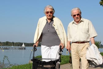 Rentnerpaar beim Spaziergang