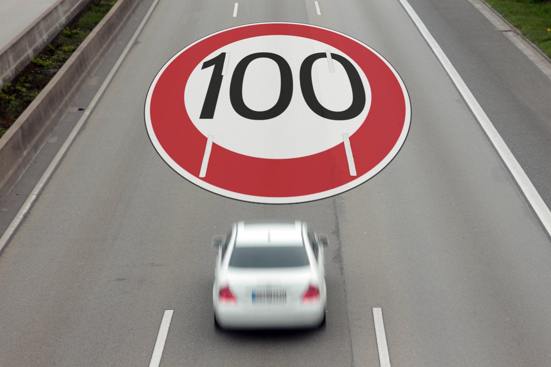 Verkehrsschild für das Tempo 100 auf einer Autobahn: Die Niederlande wollen das Klima mit einem Tempolimit schützen.