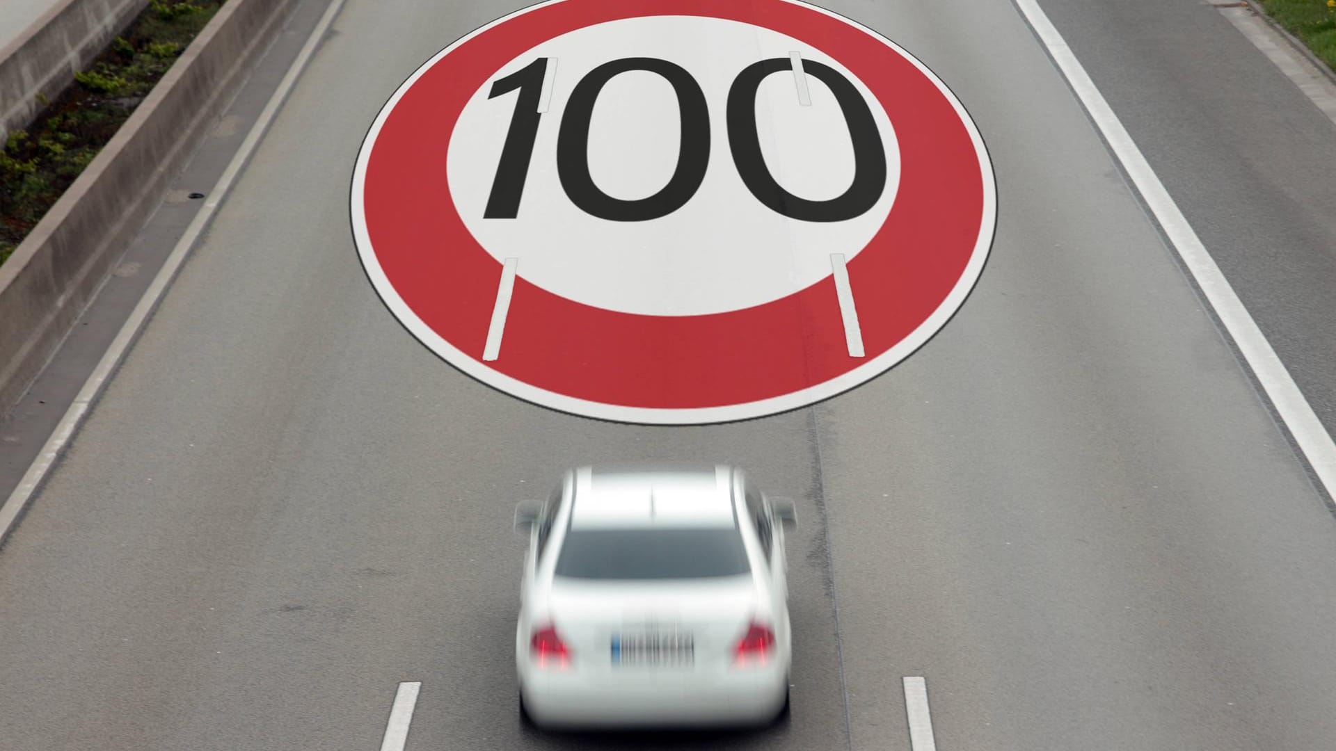 Verkehrsschild für das Tempo 100 auf einer Autobahn: Die Niederlande wollen das Klima mit einem Tempolimit schützen.