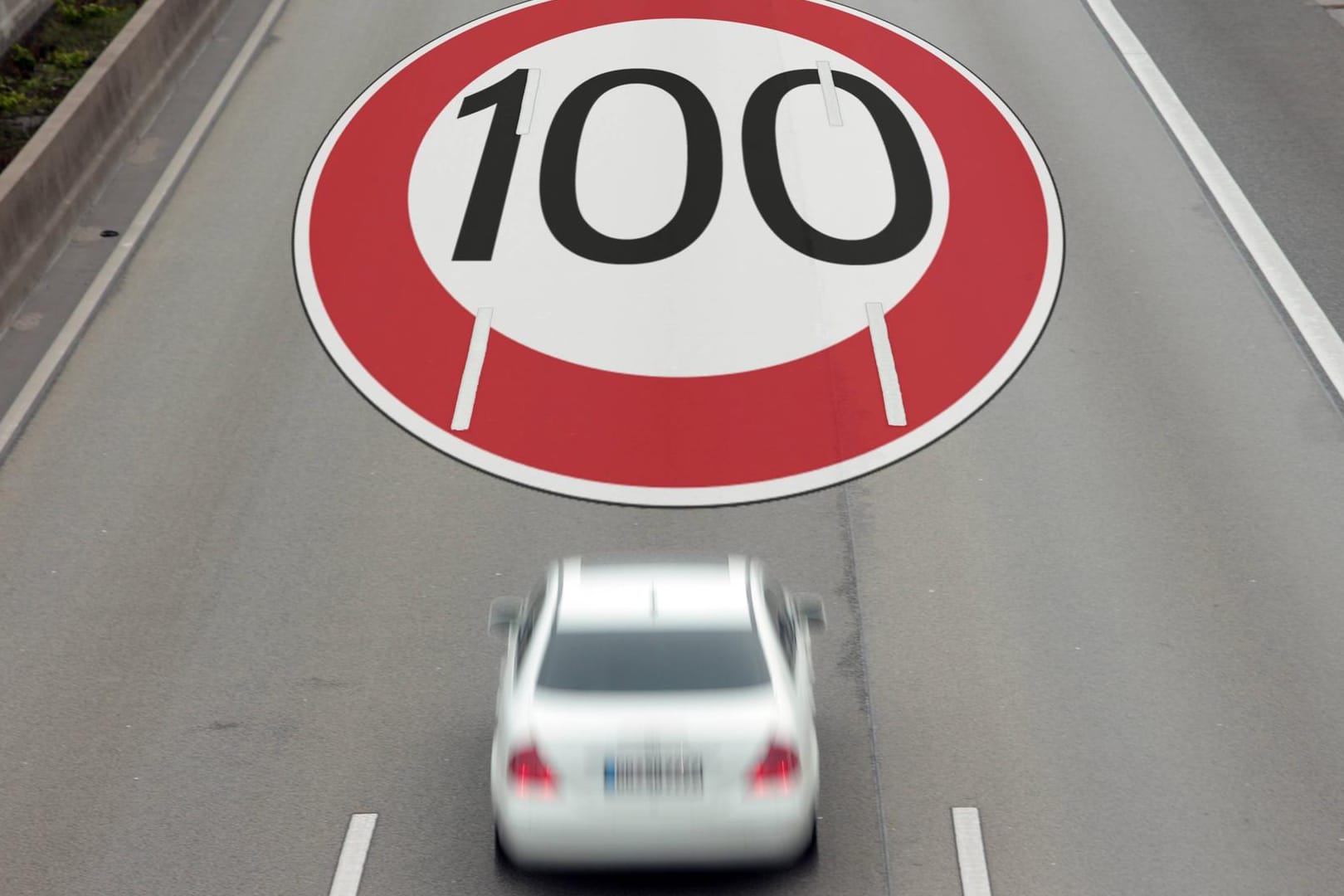 Verkehrsschild für das Tempo 100 auf einer Autobahn: Die Niederlande wollen das Klima mit einem Tempolimit schützen.