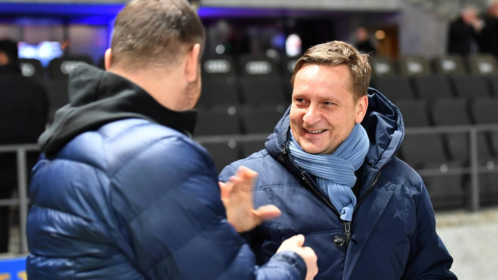 Pal Dardai (Ex-Trainer Hertha BSC), und Horst Heldt (Ex-Hannover-Manager) begrüßen sich bei einem Spiel der Berliner Hertha im Dezember 2017.