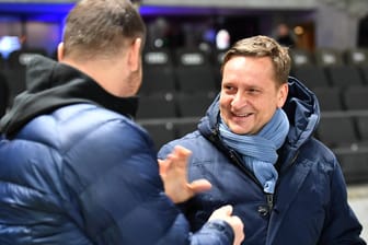 Pal Dardai (Ex-Trainer Hertha BSC), und Horst Heldt (Ex-Hannover-Manager) begrüßen sich bei einem Spiel der Berliner Hertha im Dezember 2017.