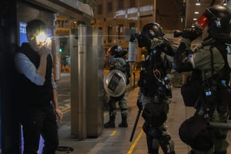 Ein Polizist spritzt Pfefferspray in das Gesicht eines Mannes in Hongkong: Die Gewalt hat sich mittlerweile auf die Universitäten ausgeweitet.