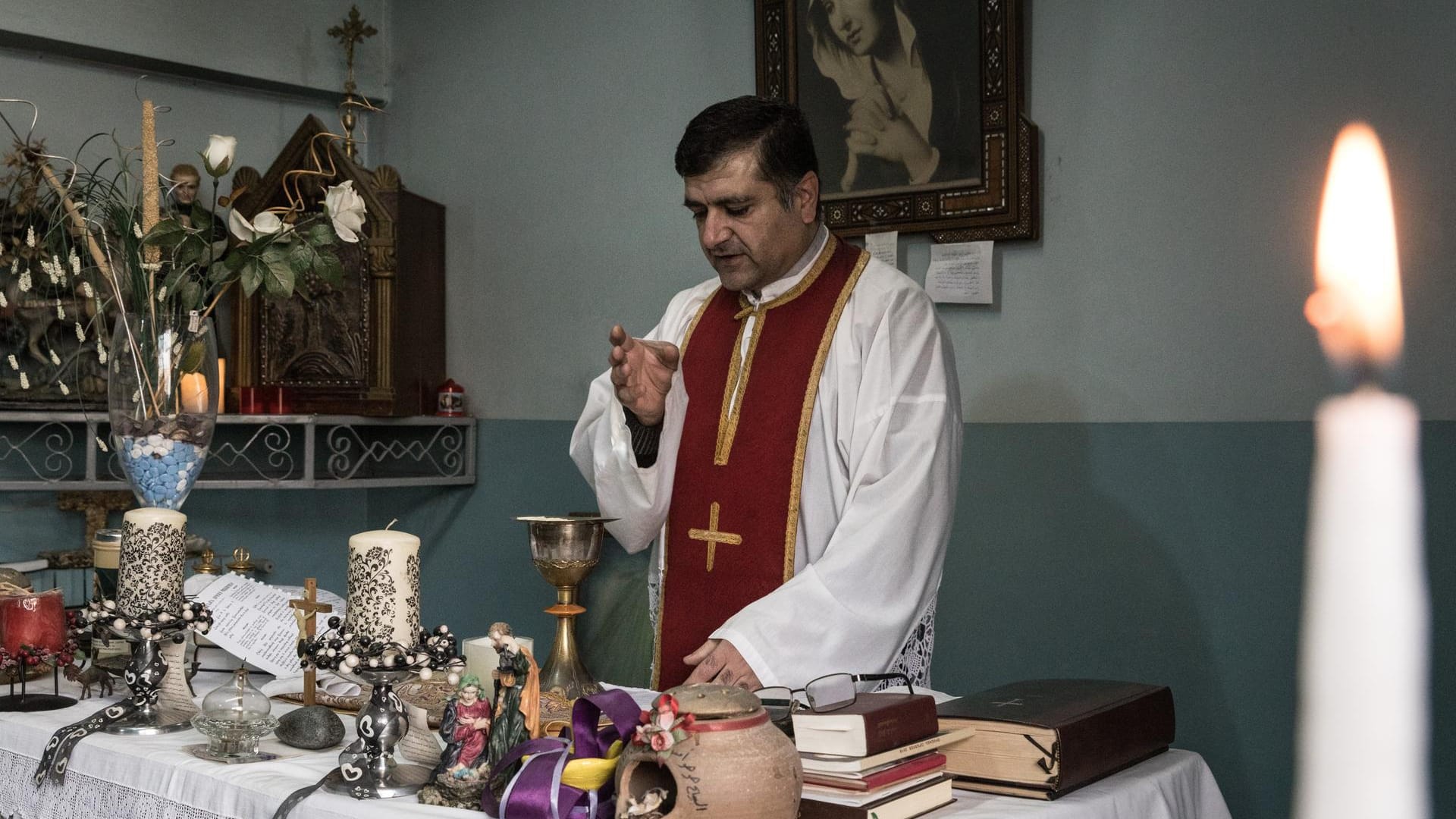 Der Priester Joseph Hanna Ibrahim in der Kirche in Kamischli: Er und sein Vater wurden von der IS-Miliz auf offener Straße am Montag ermordet (Archivbild).