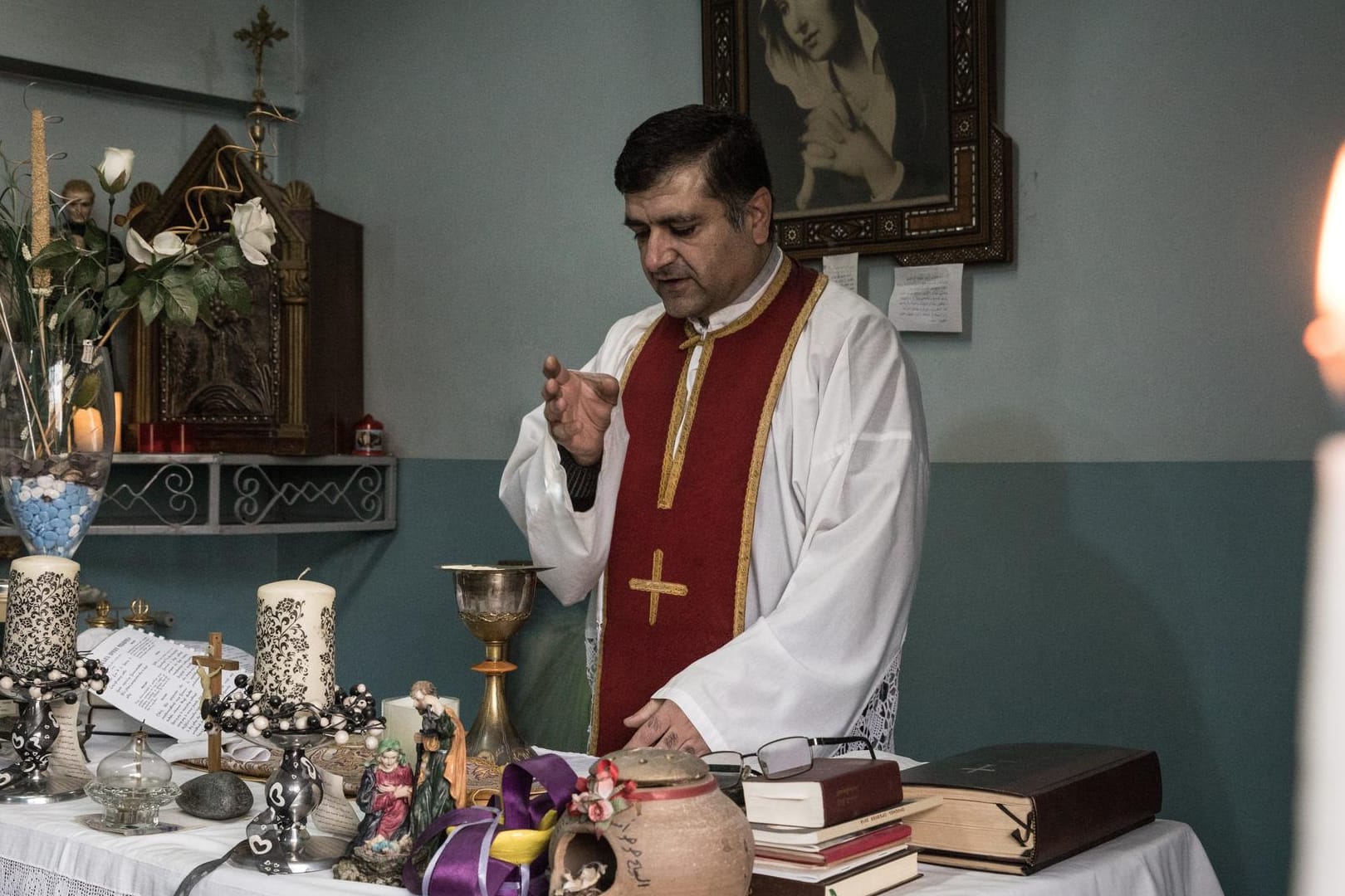 Der Priester Joseph Hanna Ibrahim in der Kirche in Kamischli: Er und sein Vater wurden von der IS-Miliz auf offener Straße am Montag ermordet (Archivbild).